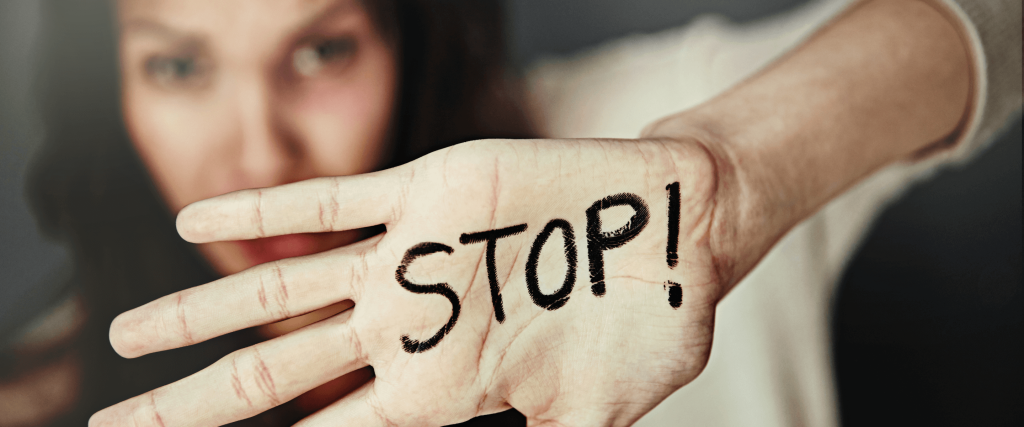 At sættte grænser kan være rigtig svært, når man er i parforhold med en egoist, da det som regel er et grænseløst land. Men jeg vil her give dig 5 trin til grænsesætning